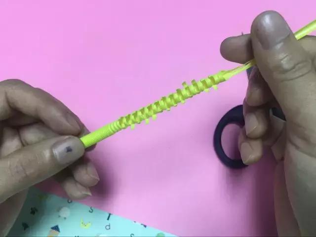 毛毛虫手工制作，橡皮泥手工毛毛虫的做法（10款最简单的毛毛虫手工制作教程）