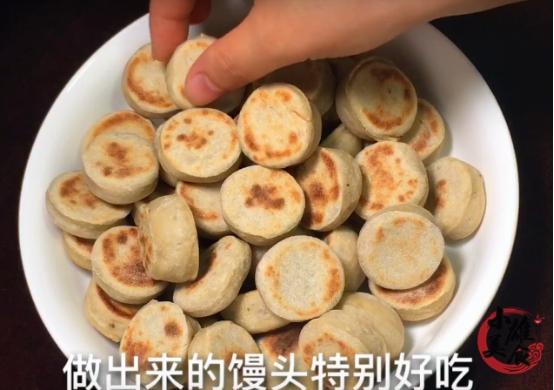 香蕉和鸡蛋怎么做好吃法，香蕉和鸡蛋的做法大全窍门（香蕉里打入2个鸡蛋）