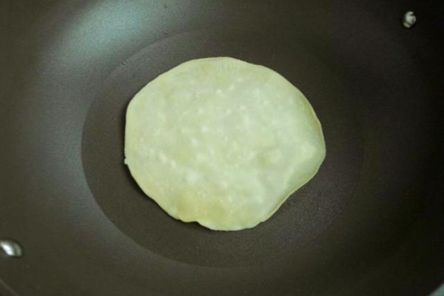 薄到透光烤鸭卷饼的做法，十一小长假必吃的烤鸭卷饼