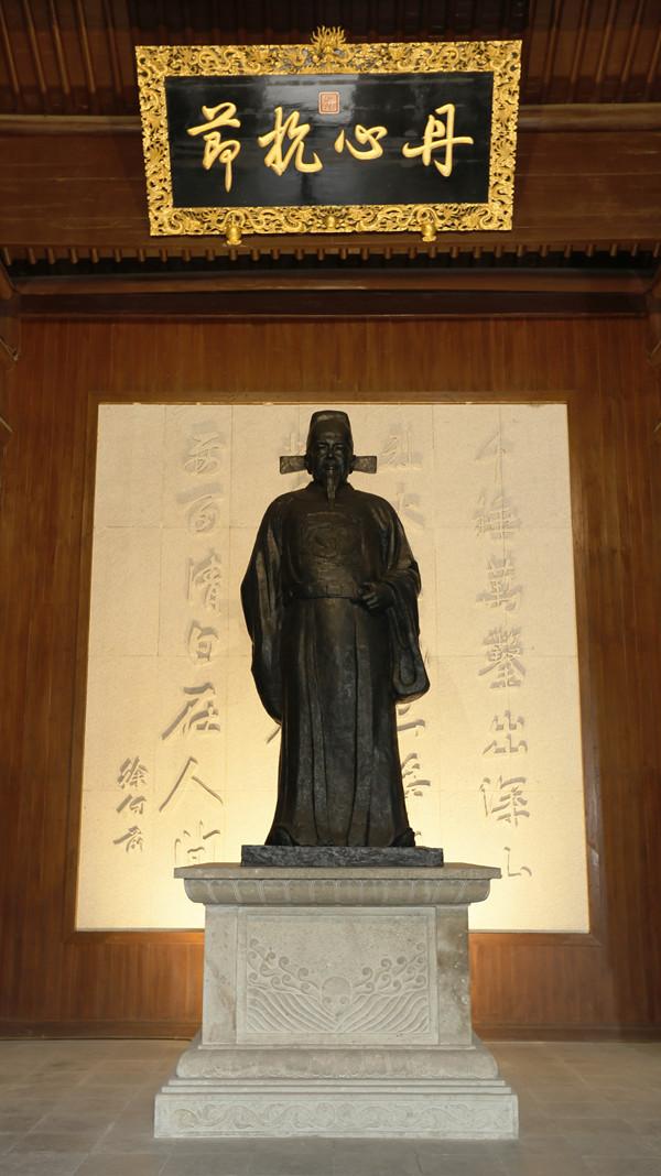 粉身碎骨全不怕要留清白在人间写的是，粉身碎骨全不怕要留清白在人间写的是作者（他是明朝著名才子和英雄）