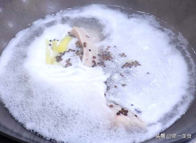 酸菜肉片的做法，水煮酸菜肉片的做法（酸菜炖肉直接下锅绝对又腥又苦）