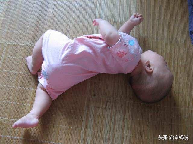 宝宝几个月会翻身，宝宝几个月会翻身抬头（宝宝几个月翻身和长牙算正常）