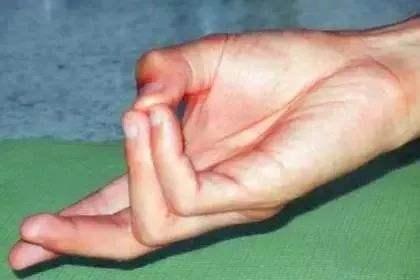 无名指戒指的含义与戴法，无名指指戴戒指说明什么（为什么婚戒要戴在无名指上）