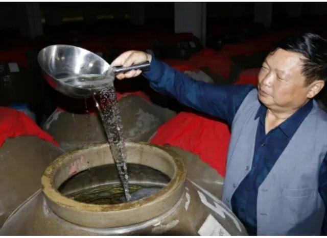 女人都是泡椒凤爪什么意思，女人为什么叫泡椒凤爪（如酱香酒一样的女人）