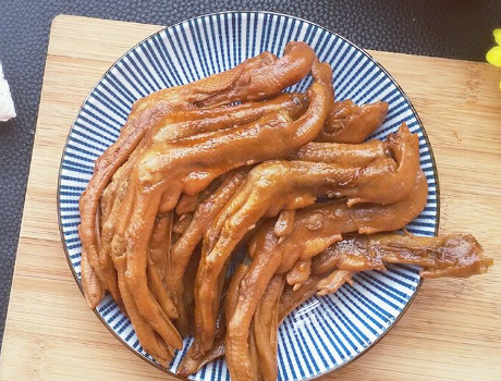 在家卤食怎么做，在家怎样做卤菜（卤鸭掌家常做法）