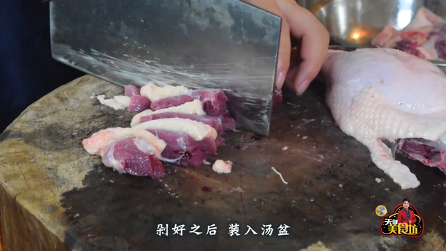 老鸭煲的做法，笋干老鸭煲的做法（教你做美味的蒜香老鸭煲）