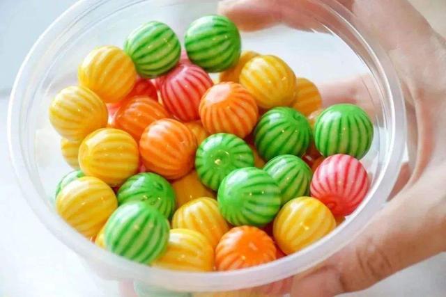 黑色墨水染在衣服上怎样去除，黑墨水弄到衣服上怎么洗掉（衣服粘上了泡泡糖、衣服滴上了蓝墨水）