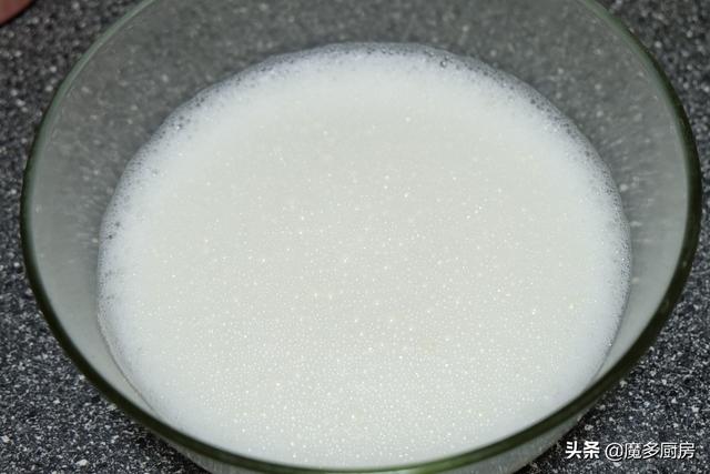 最简单的双皮奶制作方法，超级简单的自制双皮奶（改良做法太简单）