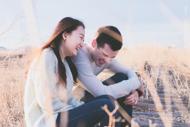 不爱笑的女孩子是什么性格，外表冷漠不爱笑的女生（一看就没有谈过恋爱）