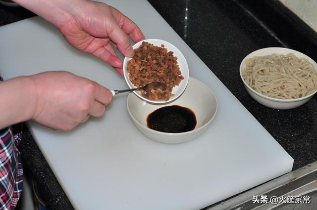 酸辣粉粉丝的家常做法，用最简单的材料做一碗香喷喷的酸辣粉