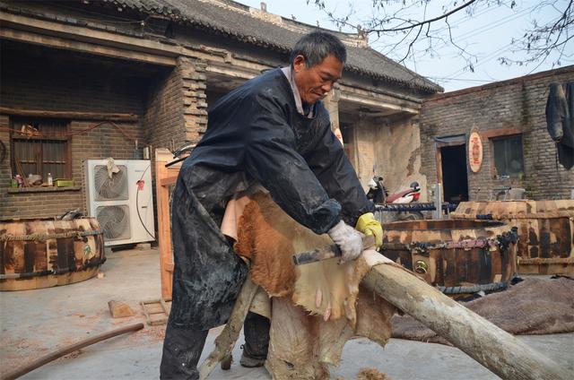 鼓皮是什么做的，鼓皮是由什么材质做成的（河南农民用传统技艺制作大鼓）