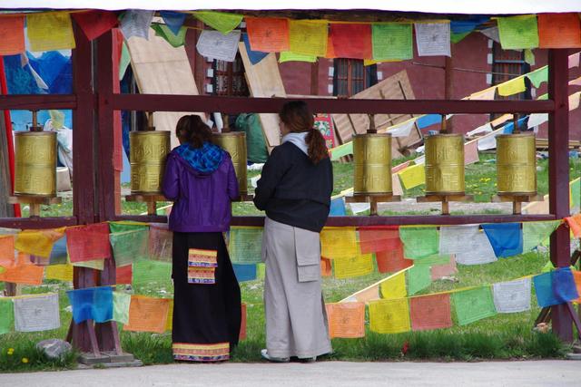 描写九寨沟的诗句，描写九寨沟的诗句加古代诗人（九寨沟108个高山湖泊）