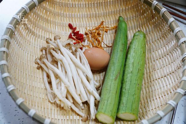 丝瓜煮汤怎么煮才好吃，丝瓜汤这么做好吃（它和丝瓜一起煮是绝配）