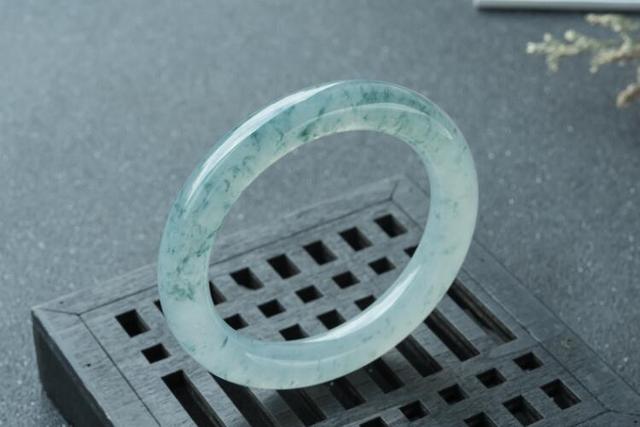 戴玉镯有什么好处，戴玉镯子的好处有哪些（戴玉镯的好处和禁忌大盘点）