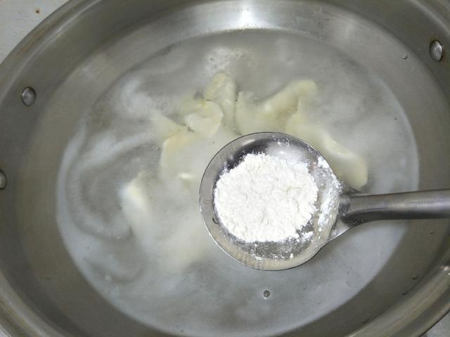 冷冻水饺的正确方法煮法，冻饺子的正确煮法是什么（是冷水煮还是热水煮）
