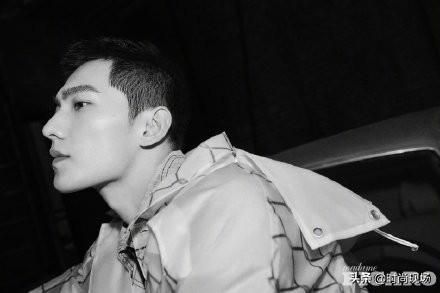 男蓝色杂志全见版，华为v9怎么更新杂志锁屏（蓝渐变衬衫搭工装裤帅气有型）