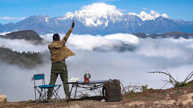 旅行者小多拍摄贡嘎雪山，去了一个叫四人同的山