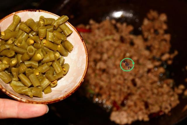 老南瓜炒肉如何做好吃，老南瓜炒肉如何做好吃又简单（南瓜最好吃的不是果实是这个部位）