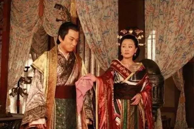 审食其干吕后是哪一集，审食其干吕后是真的还是假的（狠毒吕雉私通小白脸审食其）