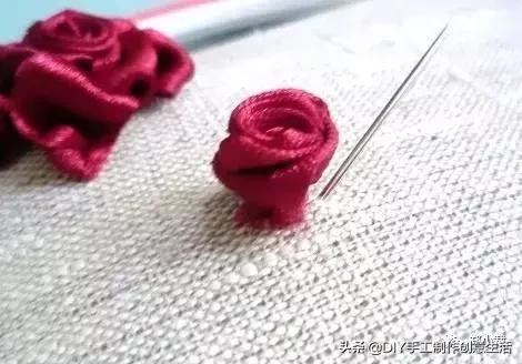 丝带玫瑰花教程，漂亮的丝带玫瑰蝴蝶结发卡（缝制精致好看的玫瑰丝带绣）
