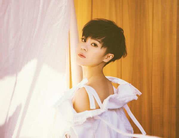 最近的郁可唯,还搭档薛之谦,为《天醒之路》演唱了片尾曲《纸船》