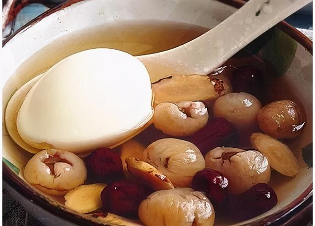 新鲜龙眼怎么做成龙眼干，干龙眼怎么做成的（两种老方法晒出的每个果肉饱满有光泽）