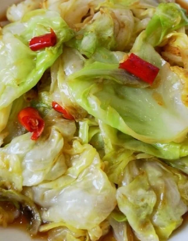 莲白怎么炒，莲白怎么炒素炒好吃（年夜饭中不可缺少的家常菜《手撕莲白》）