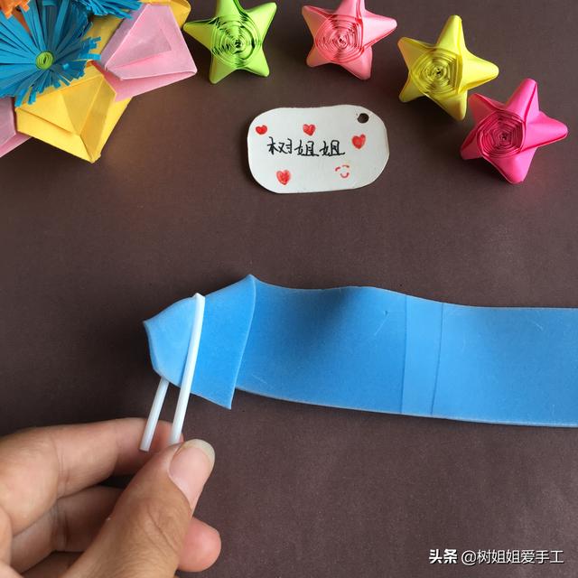 纸玫瑰花教程一步一步图解，用纸折玫瑰花的步骤图（简单又经典的手折玫瑰花折法图解）