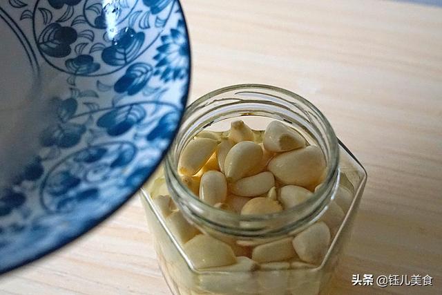 腌腊八蒜的正确方法盐比例，只要2天就能腌出漂亮翡翠色