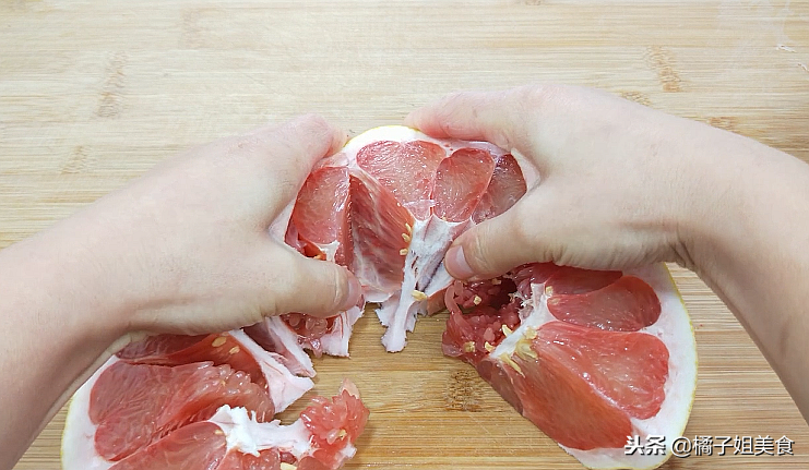 图片[5]-“剥柚子”的方法 只需一个技巧 剥着简单吃着方便-起舞食谱网