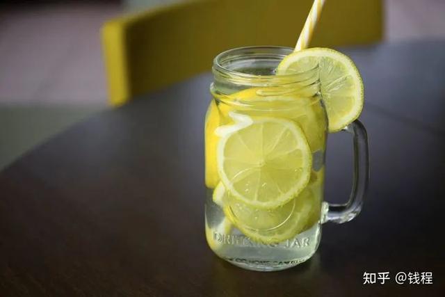 不加糖的柠檬汁为什么这么酸苦，熬糖放柠檬酸和不放的差别（为什么柠檬水泡久了）