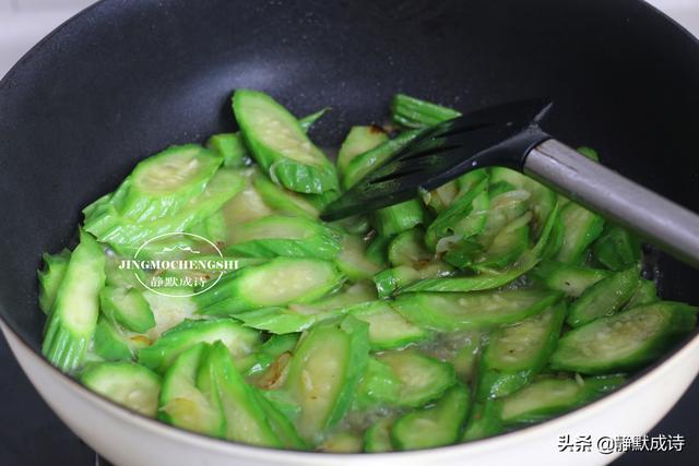 带棱的丝瓜怎么做，带棱角的丝瓜怎么凉拌（8月此菜正当季）