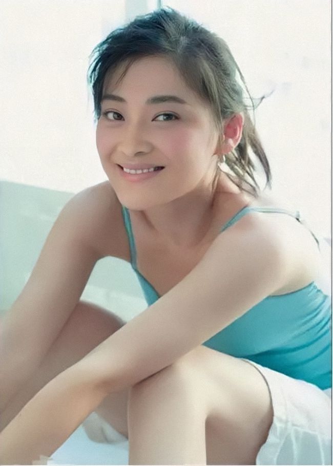 她的美带着一种成熟的气息,但是年轻时候的梅婷其实也是很清纯的,一看