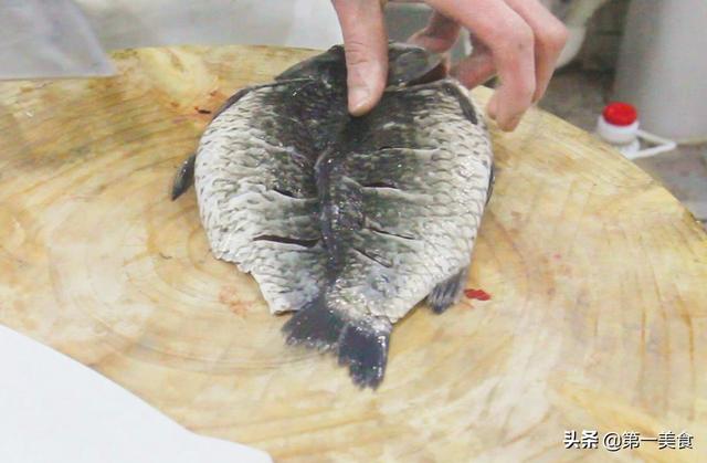 鲫鱼的做法，鲫鱼的做法鲫鱼汤的做法（搭配蒜蓉这样做）