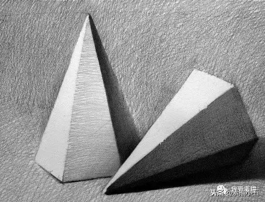石膏几何体素描，三棱锥石膏几何体的素描画法（素描入门丨初学者必备）