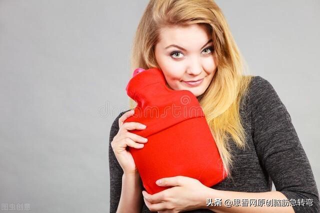 半个月亮是什么字，半个月亮是什么字谜（它笑大家热<打常用物>）