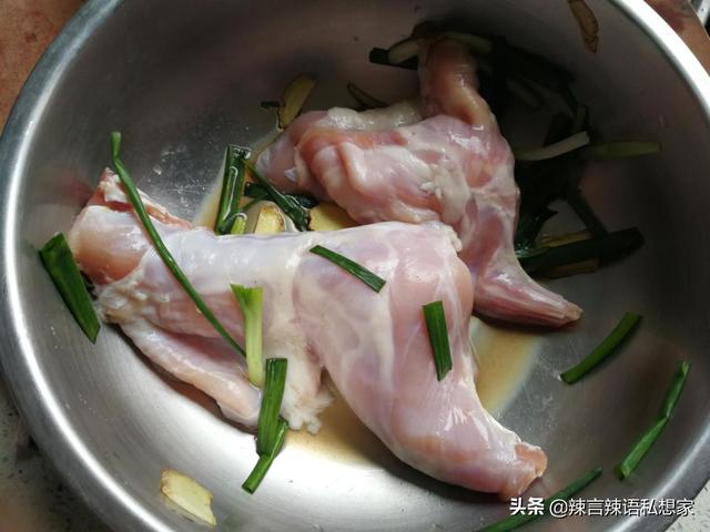 兔肉火锅做法，兔肉火锅做法视频（兔肉软嫩弹牙非常香）