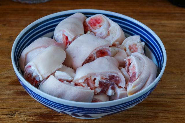 什么炖猪蹄汤好吃又大补，猪蹄别再红烧了