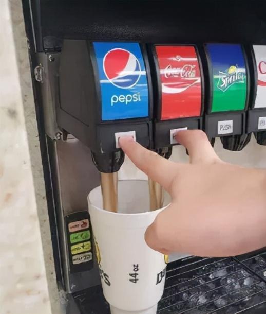 百事可乐是哪个国家的品牌，百事可乐是哪个国家的品牌衣服（可口和百事，谁是天下第一）