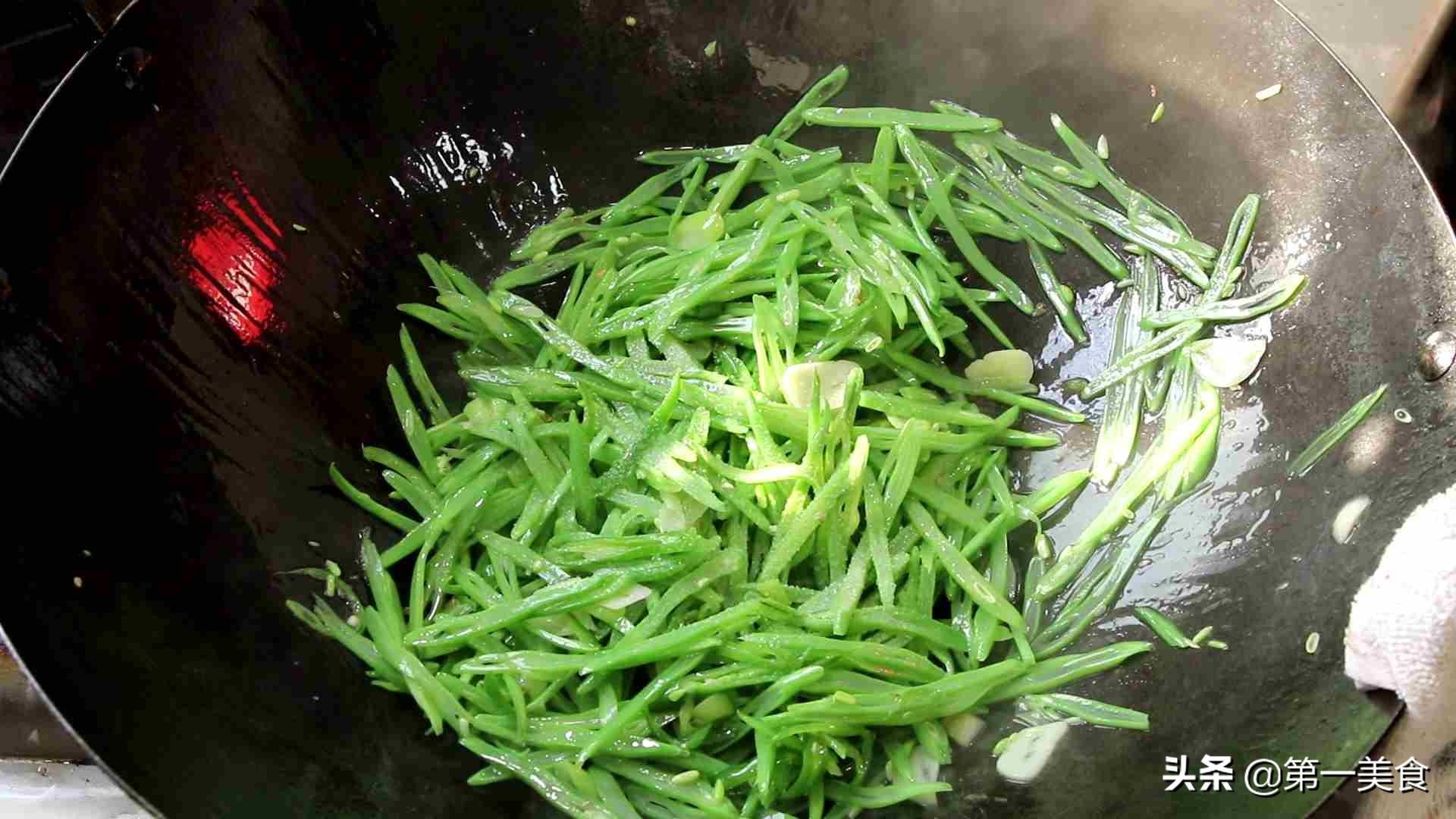 辣椒炒什么好吃，青椒炒什么好吃（厨师长教你一道小炒“青椒炒芸豆”）