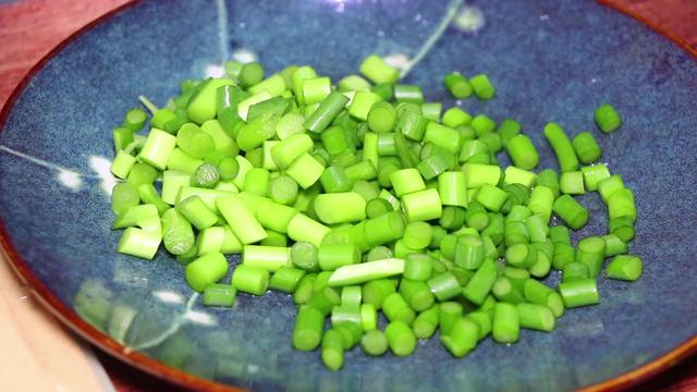 蒜苔炒肉末的正宗做法，分享个肉末炒蒜薹的家常做法