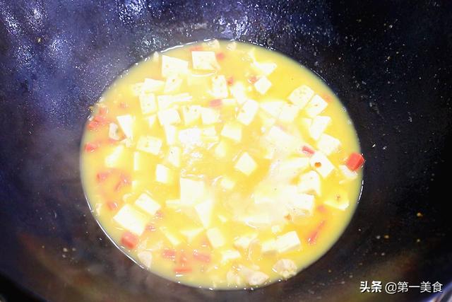 咸鸭蛋怎么做好吃，咸鸭蛋怎么做好吃又简单视频（豆腐和咸鸭蛋烧一盘、营养极高）