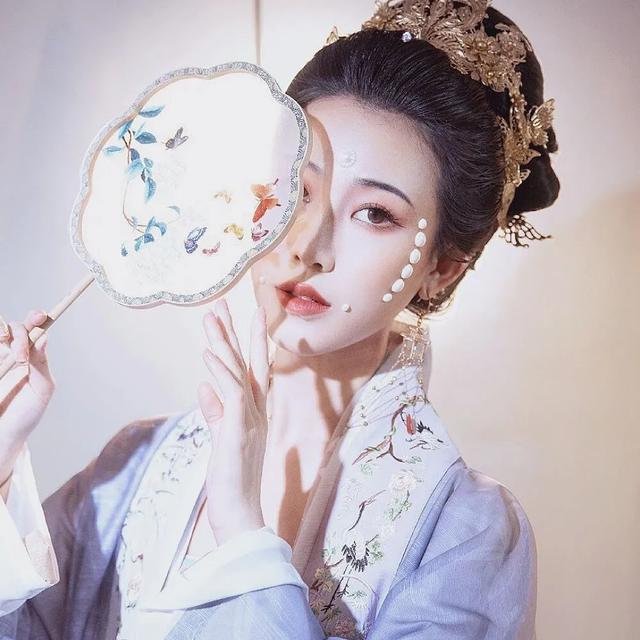 男生小哥哥古风部位半身汉服转圈圈超帅头像/值得拥有/奶酪微信，男生小哥哥古风部位半身汉服转圈圈超帅头像/值得拥有/奶酪（一组超级仙气的汉服女生头像）