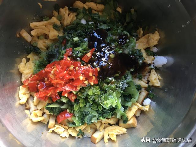 圆饺子皮的包法，圆饺子皮怎么包简单又好看（一根叉子就能还你一朵花）