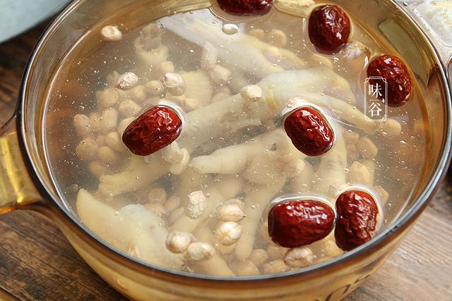 木瓜煲汤的功效有哪些，木瓜煲汤的功效有哪些禁忌（夏天遇到这瓜别手软）