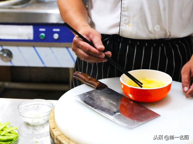 鸡蛋炒苦瓜怎么做，怎么炒苦瓜好吃又简单（厨师长教你苦瓜炒鸡蛋）