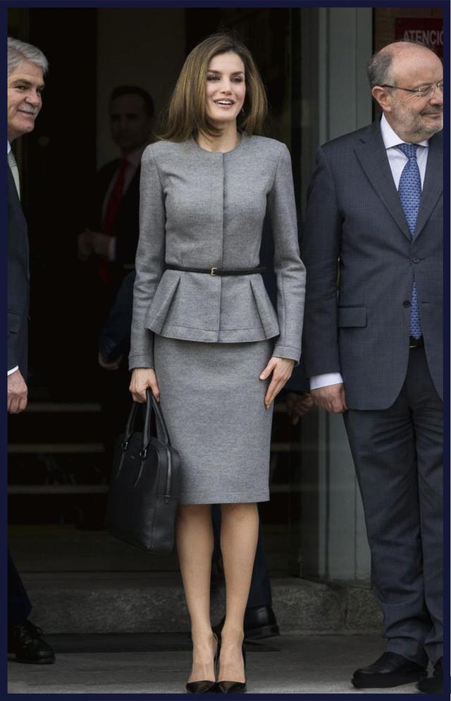 面试穿什么衣服，公务员面试穿什么衣服合适（恭喜您离年薪百万又近了一步）