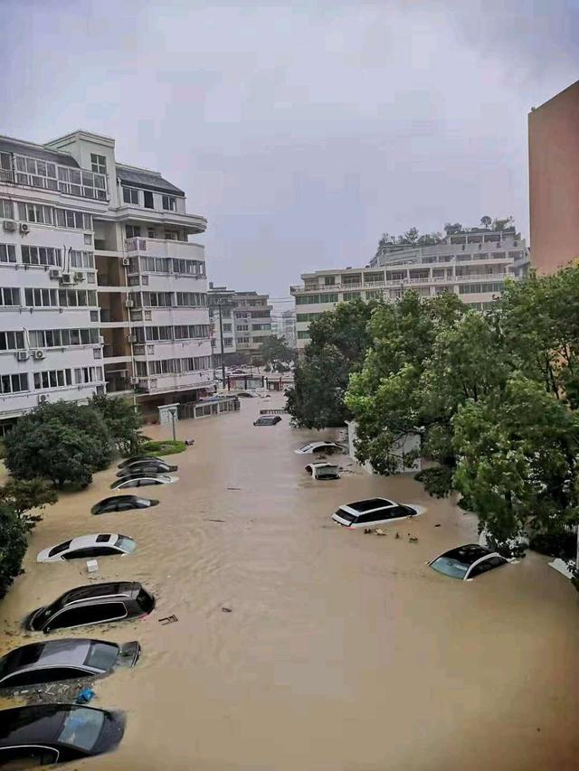 地板被水泡了有缝隙怎么处理，地板被水泡了有缝隙怎么处理视频（洪涝积水浸泡过的墙壁地板怎么处理）