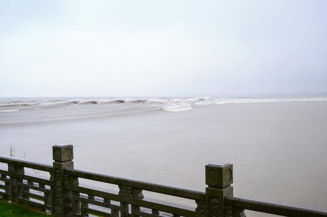 海宁盐官古镇及一线潮观看旅游攻略，海宁盐官观潮景区攻略（“一线潮”天下奇观在盐官）