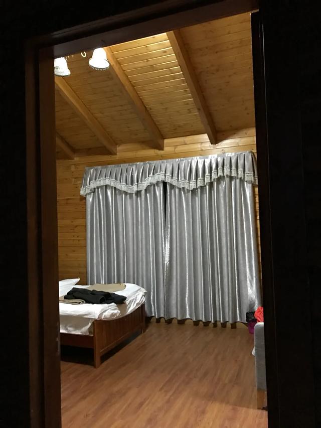 西藏厕所被狼咬死的两人，青藏线被狼吃事件（好多问新藏线住宿）